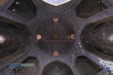کاشی کاری چشم نواز داخل گنبد اصلی مدرسه علمیه تاریخی حضرت امام صادق(ع) (مدرسه چهارباغ اصفهان) 
