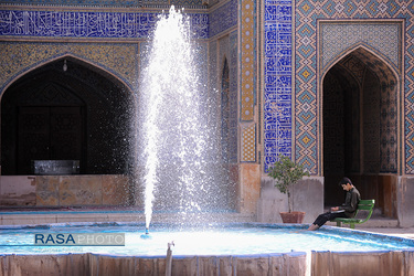 حوض که از ارکان اصلی در معماری مدارس تاریخی است بصورتی زیبا و چشم نواز در مدرسه مدرسه علمیه تاریخی حضرت امام صادق(ع) (مدرسه چهارباغ اصفهان)  مورد استفاده قرار گرفته است.