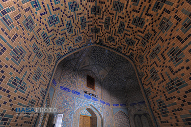 نمایی از داخل محراب و یکی از مدخل ها
 | مدرسه علمیه تاریخی حضرت امام صادق(ع) (مدرسه چهارباغ اصفهان) 