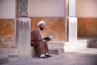 طلبه ای که در گوشه ای از میانسرا در حال مطالعه است. | مدرسه علمیه تاریخی حضرت امام صادق(ع) (مدرسه چهارباغ اصفهان) 