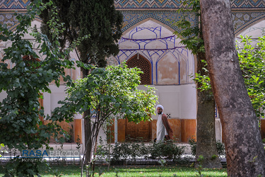 طلبه ای در حال قدم زدن |مدرسه علمیه تاریخی حضرت امام صادق(ع) (مدرسه چهارباغ اصفهان) 