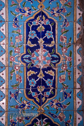 نمونه ای از کاشی کاری در بنای تاریخی مدرسه علمیه حضرت ابوالحسن امیر المومنین (علیه السلام) آمل