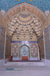 محراب واقع در ضلع جنوبی حوزه علمیه صدر بازار اصفهان که ظاهرا به عنوان مدرس استفاده میشده است.