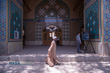عبور یکی از طلاب از مقابل محراب اصلی حوزه علمیه صدر بازار اصفهان