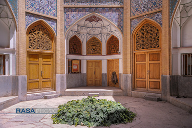 ورودی حجره های طبقه فوقانی در فضای هشتی حوزه علمیه صدر بازار اصفهان