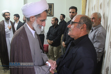 حضور امام حمعه شهرکرد در منزل شهید مدافع وطن