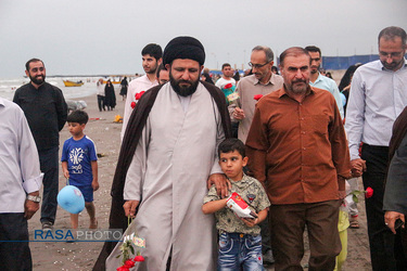 حضور امام جمعه لنگرود حجت الاسلام سلیمانی در ساحل دریا و اهداء گل به خانواده ها