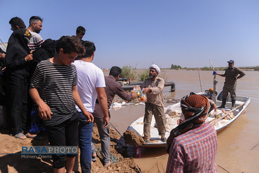 توزیع غذا توسط نیروهای جهادی طلاب و بسیج در مناطق محاصره شده در سیل-2