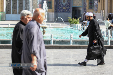 تردد طلاب در صحن مسجد اعظم قم برای حضور در جلسات درس علماء
