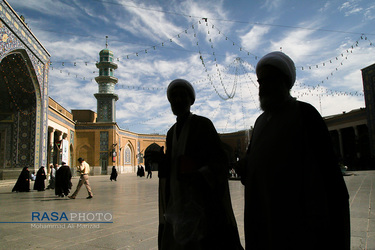 تردد طلاب در صحن مسجد اعظم قم برای حضور در جلسات درس علماء