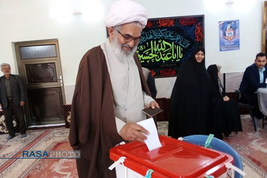حضور حجت الاسلام والمسلمین معلمی امام جمعه قائمشهر در پای صندوق رای