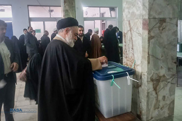 حضور حجت الاسلام والمسلمین موسوی فرد نماینده ولی فقیه در استان خوزستان در پای صندوق رای
