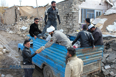 فعالیت گروه‌های جهادی طلاب در مناطق زلزله زده شهرستان خوی
