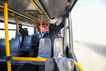 حضور جهادی طلاب در ضدعفونی اتوبوس های شهری بیرجند