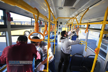 حضور جهادی طلاب در ضدعفونی اتوبوس های شهری بیرجند