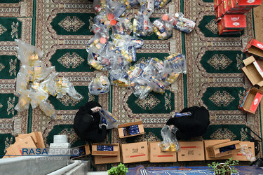 بسته بندی مواد غذایی برای نیازمندان توسط بانوان طلبه غیر ایرانی