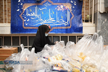 بسته بندی مواد غذایی برای نیازمندان توسط بانوان طلبه غیر ایرانی