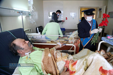 توزیع بسته های اهدایی به بیماران و کادر درمانی توسط خادمان مسجد مقدس جمکران
