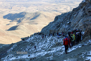 صعود ۱۰۰ نفره به قله ۲۲۶۵ متری هلیله کوه قم به مناسبت سالگرد شهادت حاج قاسم سلیمانی