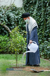 کاشت دو نهال میوه توسط مقام معظم رهبری در روز درختکاری