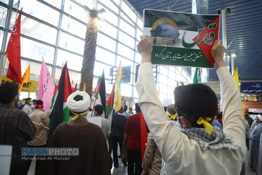 تجمع جمعی از دانشجویان و طلاب در حمایت از مردم مظلوم فلسطین درفرودگاه امام