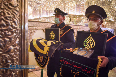آیین تعویض پرچم حرم حضرت احمد بن موسی الکاظم در شیراز