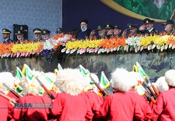 رژه نیروهای مسلح در آغاز هفته دفاع مقدس با حضور رئیس جمهور