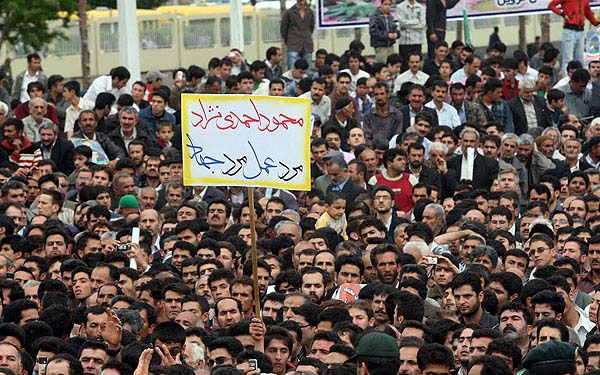 استقبال پرشور مردم مشهد از احمدی نژاد