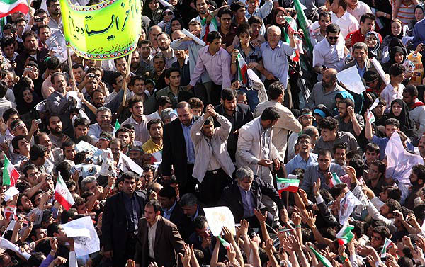 اتومبیل دکتر احمدی نژاد در میان ترافیک احساسات مازندرانیها متوقف شد
