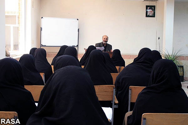 کلاس آموزش فیلمنامه نویسی در مدرسه علمیه خواهران شاهرود