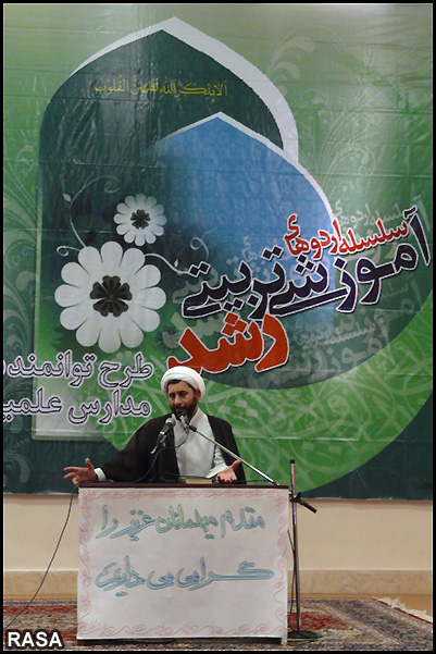 حجت الاسلام محمدجواد نظافت،‌معاون آموزش و پژوهش حوزه علميه خراسان