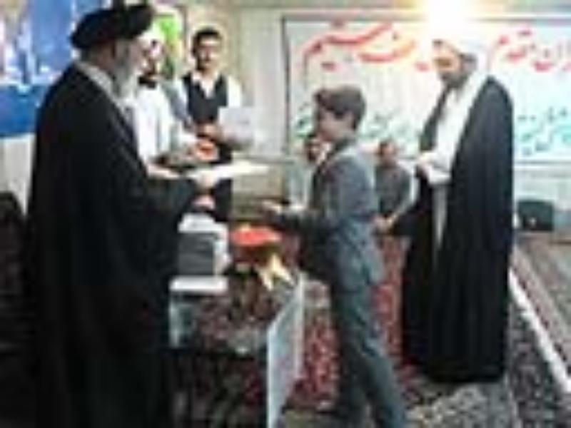 مراسم اهداء جوائز مسابقات قرآن كريم طلاب و خانواده هاي طلاب و روحانيون با حضور آيت الله طباطبايي نژاد امام جمعه و نمايندده ولي فقيه در استان اصفهان 