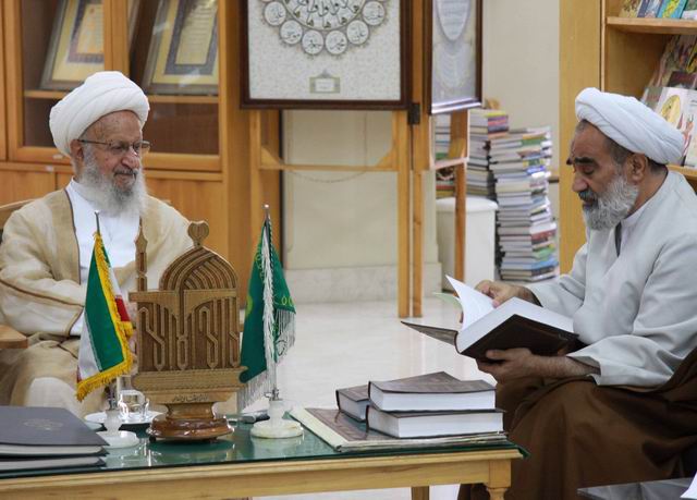 بازدید آیت الله مکارم از بنیاد پژوهشهای آستان قدس رضوی