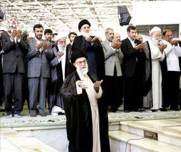آیة الله الخامنئی یؤمّ المصلین فی نهار شهر رمضان الکریم فی حسینیة الامام الخمینی (ره)<BR>
<BR>
