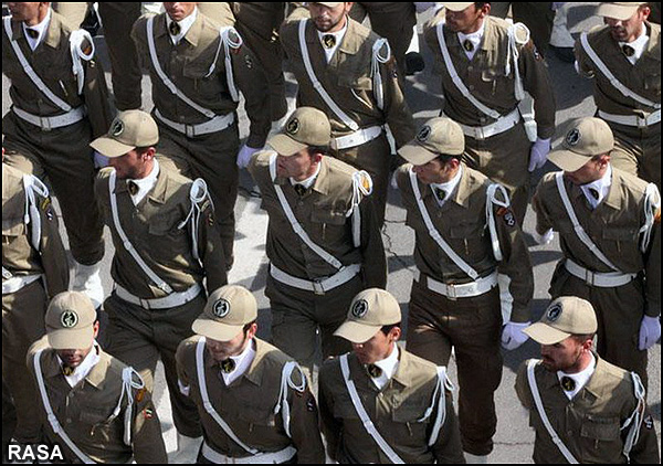 رژه نيروهاي مسلح در اولين روز هفته دفاع مقدس در تبريز