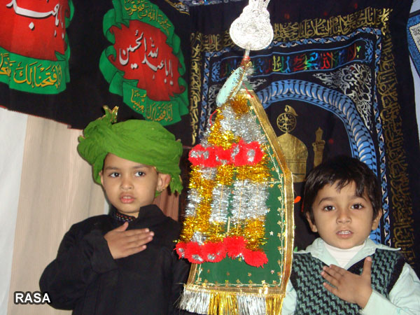 کربلا کے نونیھالوں کی یاد میں ماتم کرتے ان کے عزادار