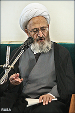 عدد من معتنقی الإسلام من أمریکا الجنوبیة یلتقون آیة الله السبحانی<BR>
