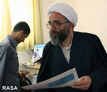مدیر حوزه علمیه امام صادق اهواز از دفتر خبرگزاری رسا در خوزستان بازدید کرد