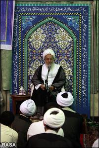 آیة الله مکارم الشیرازی یلقی محاضرات فی تفسیر القرآن فی ضریح السیدة المعصومة (س)