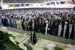 رہبر معظم کی امامت میں نماز عید فطر ادا کی گئی