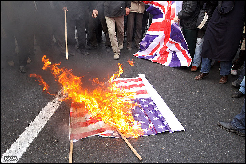 تجمع دانشجويان مقابل سفارت انگليس در اعتراض به ترور دانشمندان ايراني