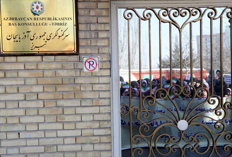 تجمع مقابل کنسولگري جمهوري آذربايجان در تبريز