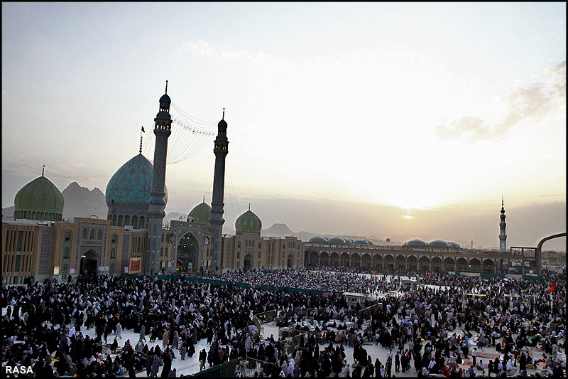 اسلامي جمہوري ايران کے مسجد جمکران کے لئے پيدل جاتے مومنين