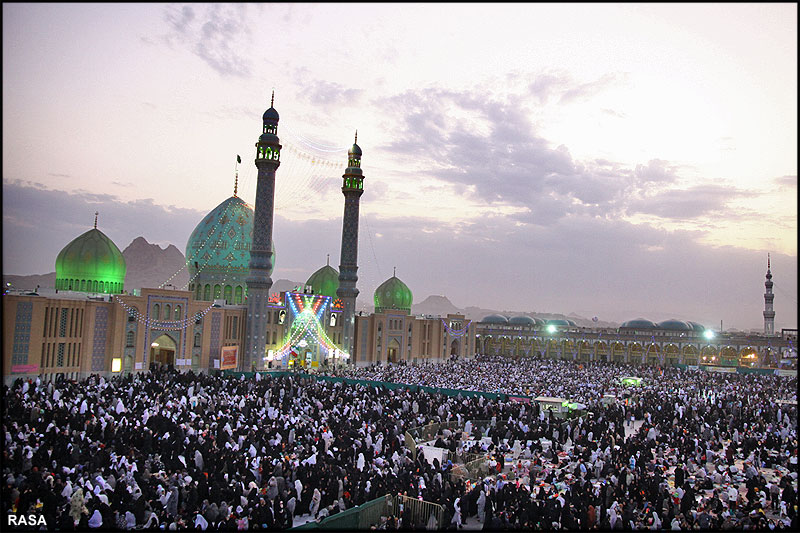 اسلامي جمہوري ايران کے مسجد جمکران کے لئے پيدل جاتے مومنين