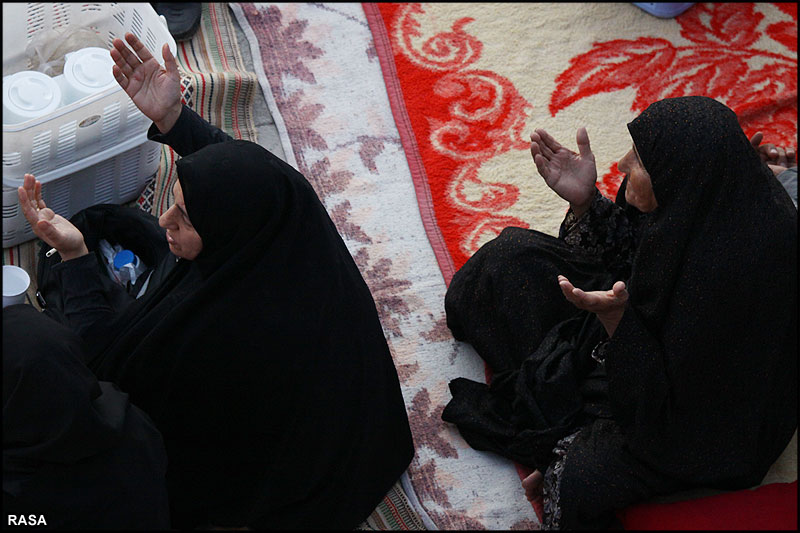 اسلامي جمہوري ايران کے مسجد جمکران کے لئے پيدل جاتے مومنين