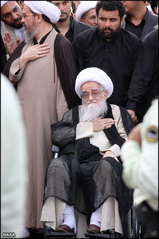 عزاداري و پياده روي آيت الله صافي گلپايگاني در روز شهادت حضرت علي به سمت حرم ثامن الائمه