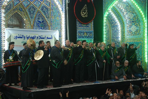مراسم تعويض پرچم گنبد حرم امام حسين (ع)