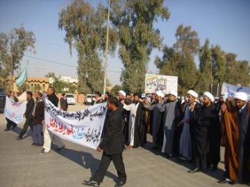 راهپيمايي علماي عراق در اعتراض به سفر معاون رئيس جمهور آمريکا به اين کشور