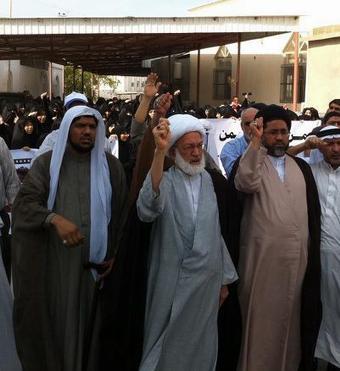 راهپيماي علماي شيعه بحرين در اعتراض به هتک حرمت مساجد