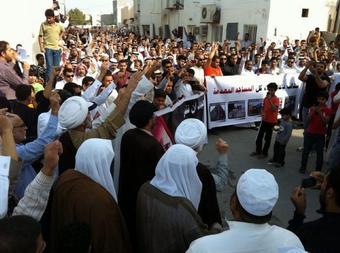 راهپيماي علماي شيعه بحرين در اعتراض به هتک حرمت مساجد